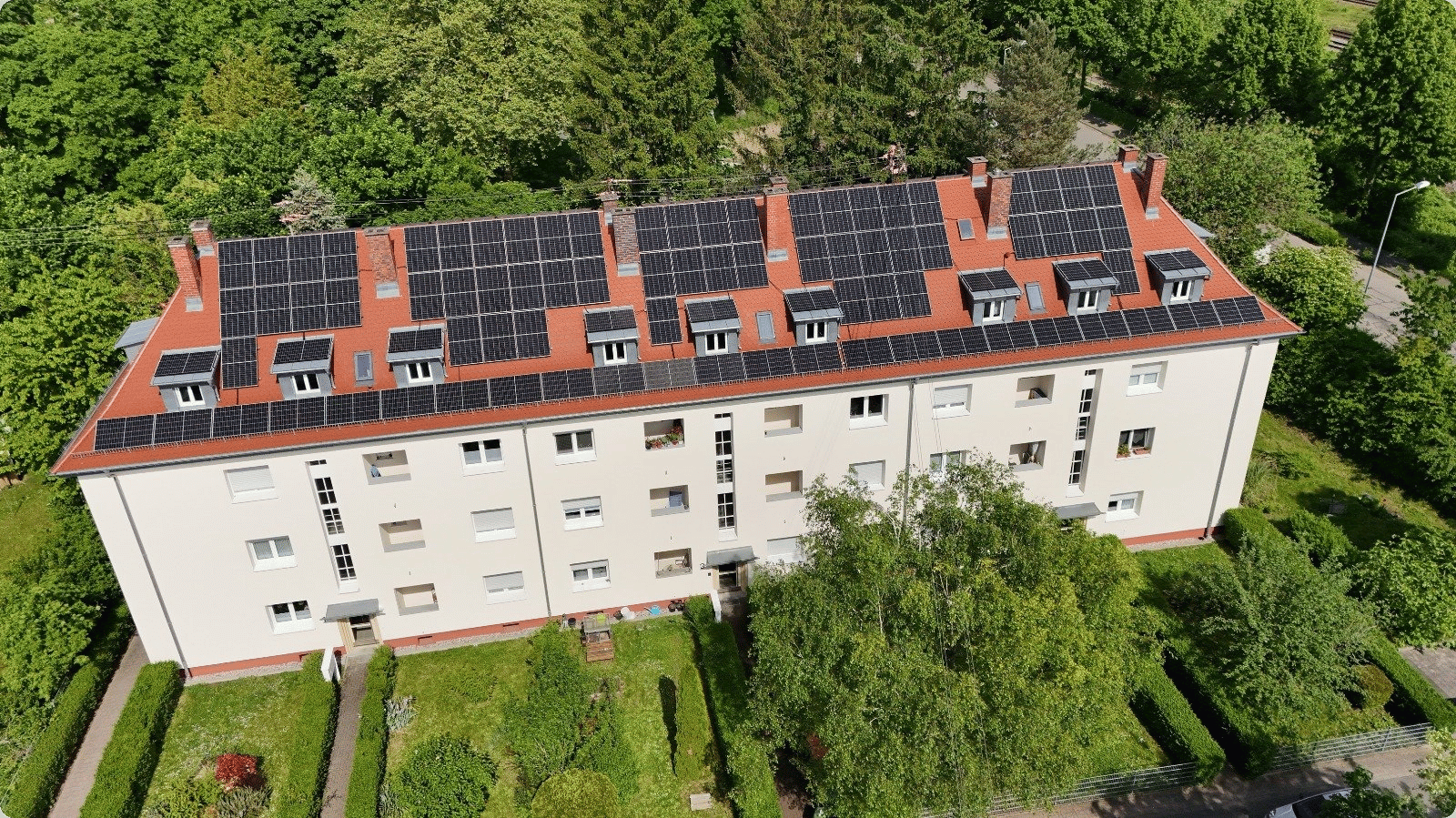 PV-Anlage auf dem Dach eines vermieteten Wohngebäudes als Beispiel für ein steuerfreies Vermietungsobjekt